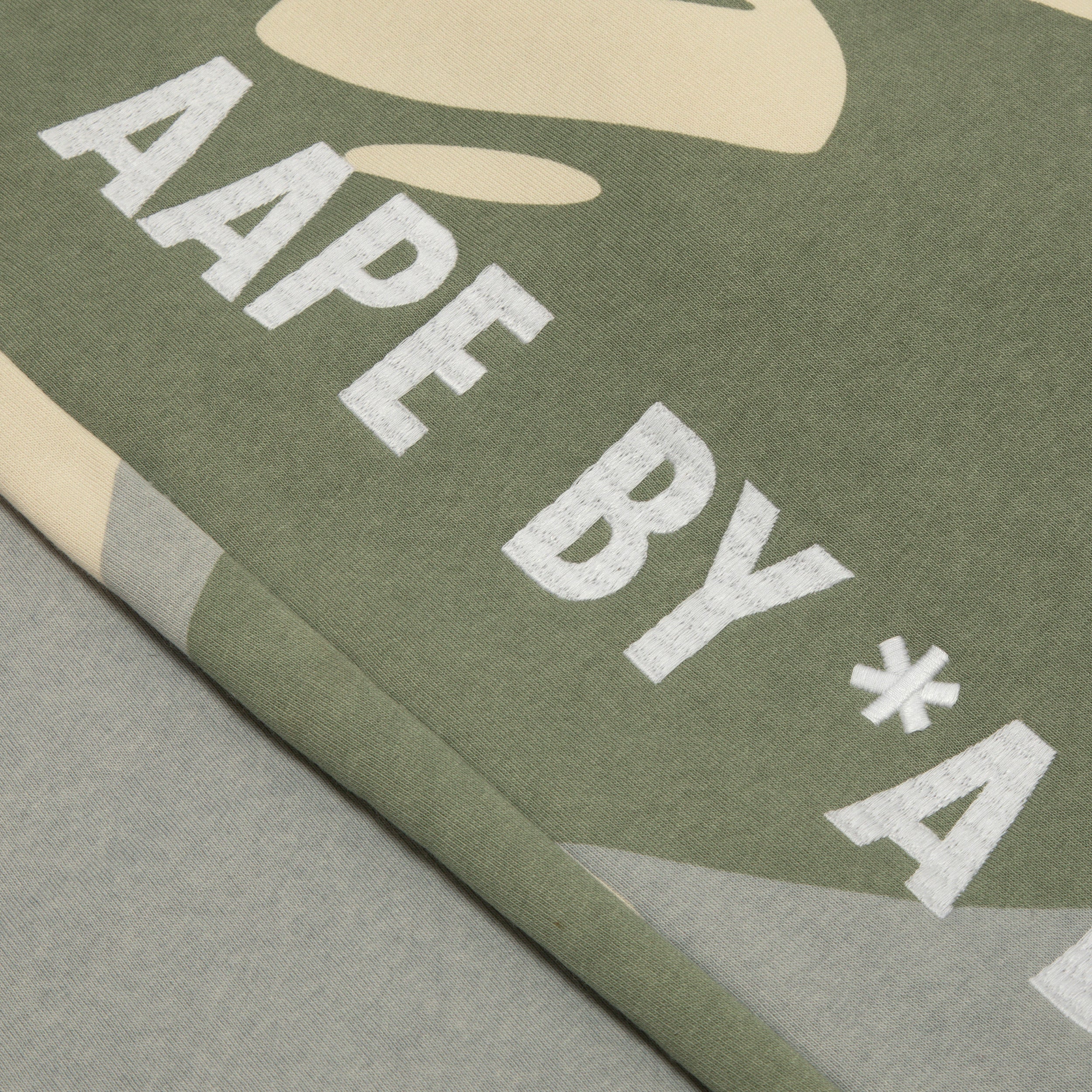 MOONFACE PATCH CAMO SWEATPANTS