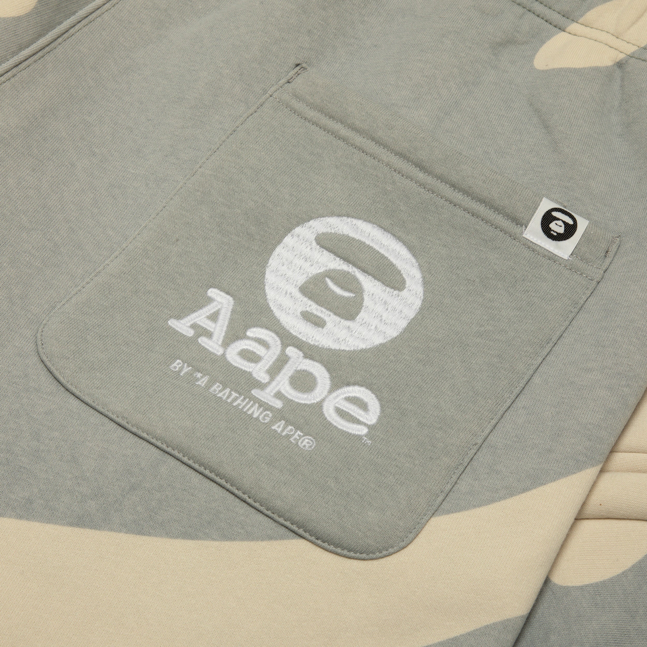 MOONFACE PATCH CAMO SWEATPANTS